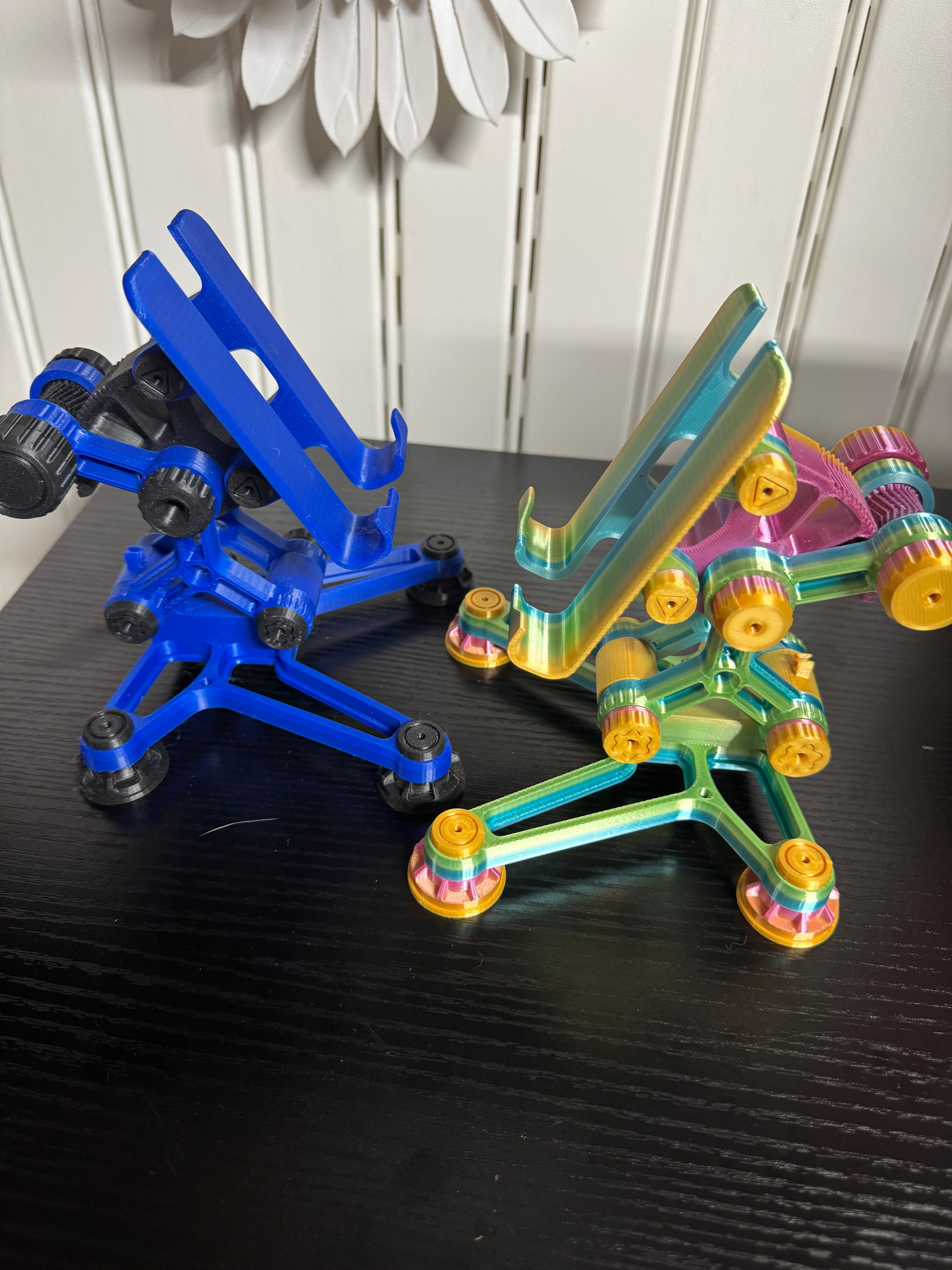 3D Printed Adjustable Cell Phone Holder - Fully Adjustable Desk Stand